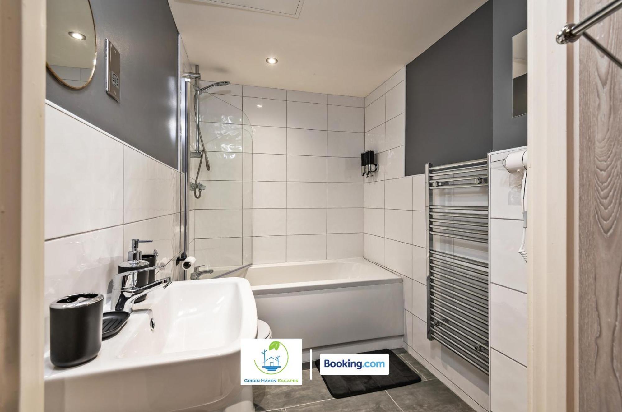 Spacious 1 Bedroom Apartment With 4K Cinema Experience By Green Haven Escapes In Bradford 브래드퍼드 외부 사진